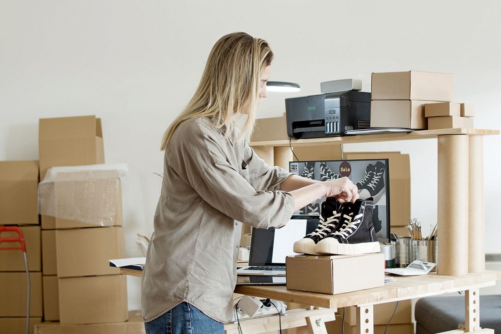 Webshop-eigenaar pakt online bestellingen in